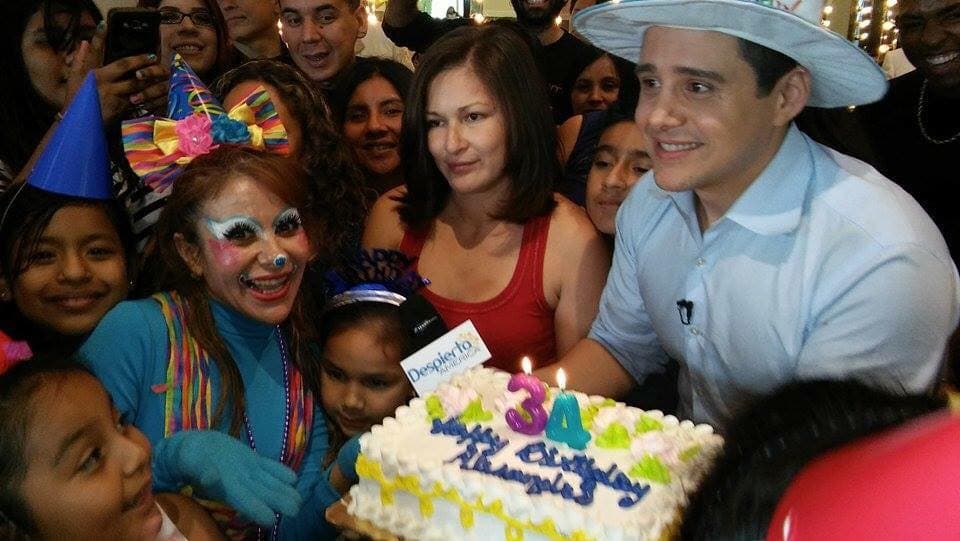 Alejandro muy emocionado recibió su pastel de cumpleaños.