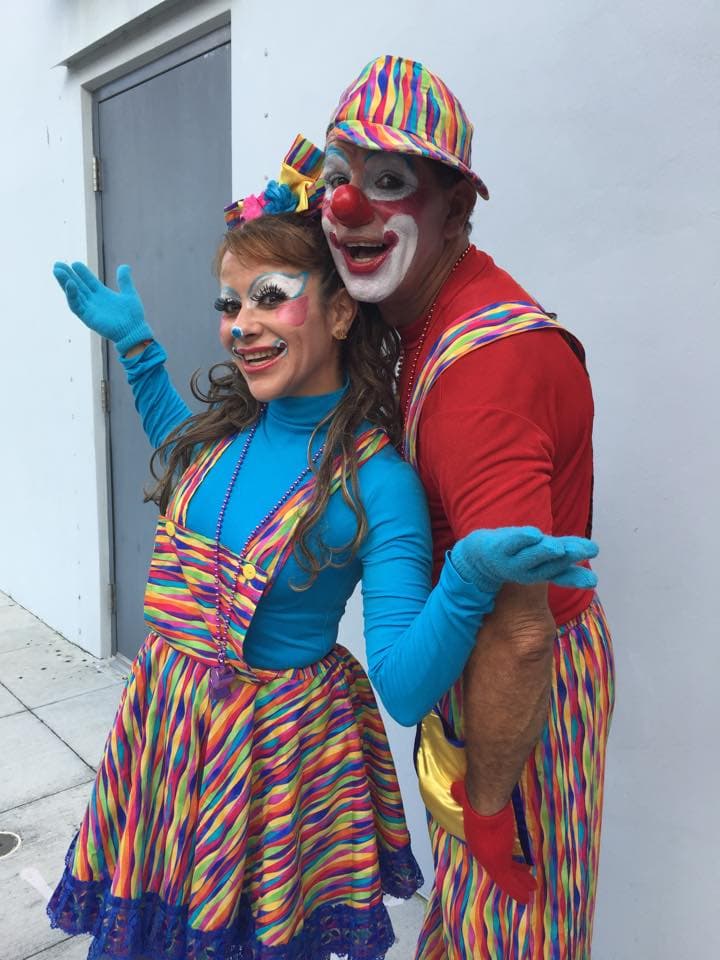 Llegaron los payasitos listos para alegrar a los niños.