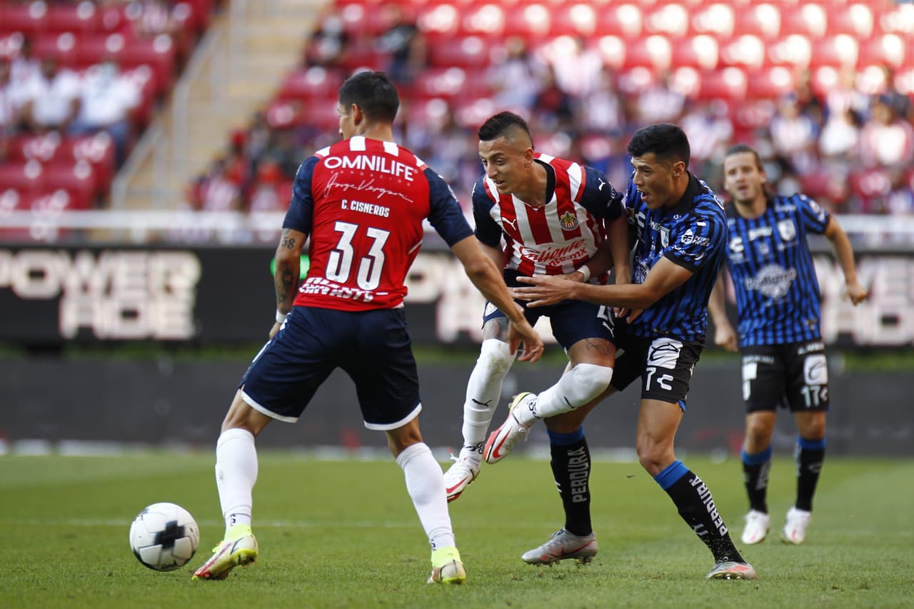 Alexis Vega evita que el Rebaño Sagrado tropiece fuertemente en casa y empetan 1-1 con Querétaro.