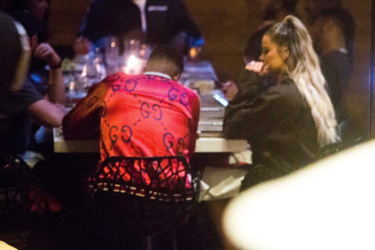 "Fue una larga cena de cumpleaños para unos amigos y, 
<b>como nueva mamá, estoy cansada</b>. Estar afuera después de las 10:00 p.m. no es en lo que tengo la mayor energía estos días", escribió Kholé Kardashian junto a la nota.