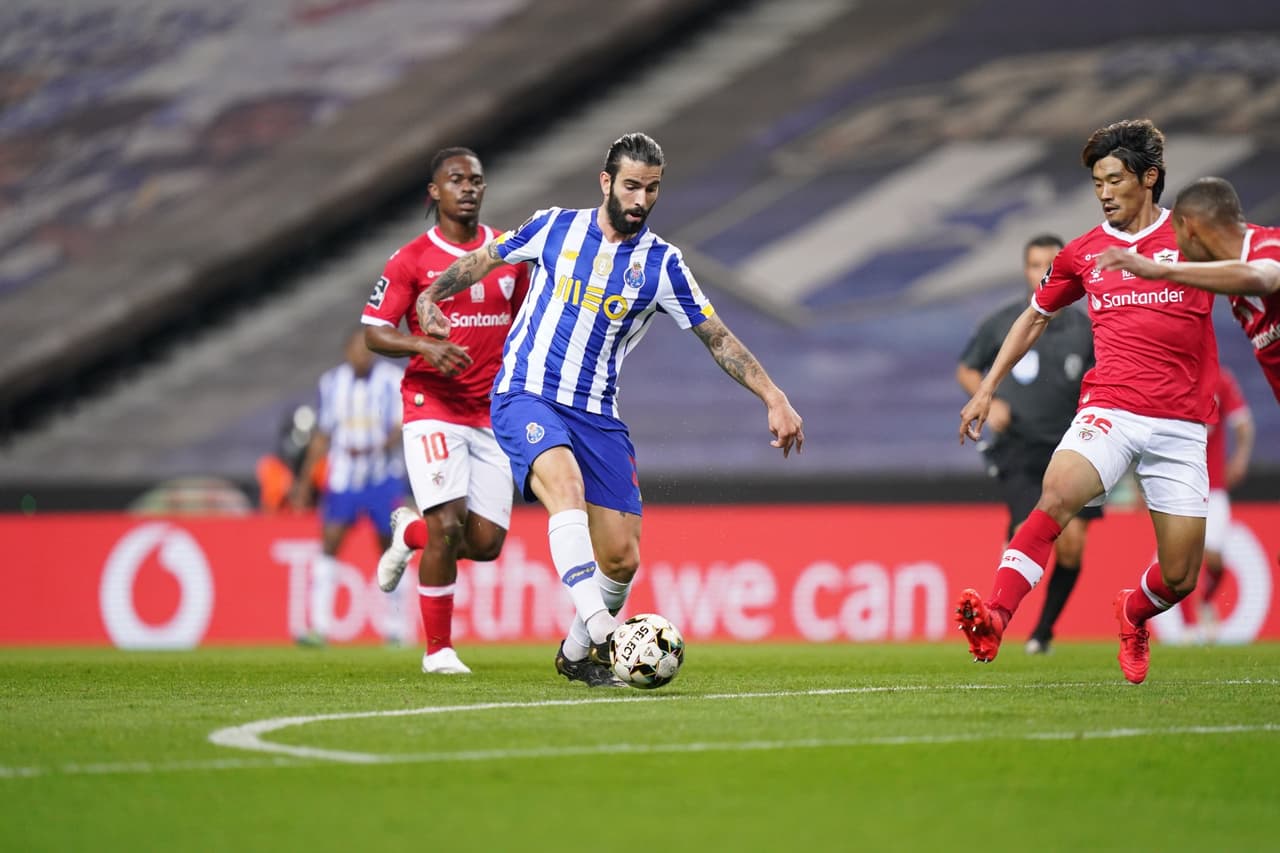 Con 'Tecatito' Corona, Porto se impone en el final a Santa Clara