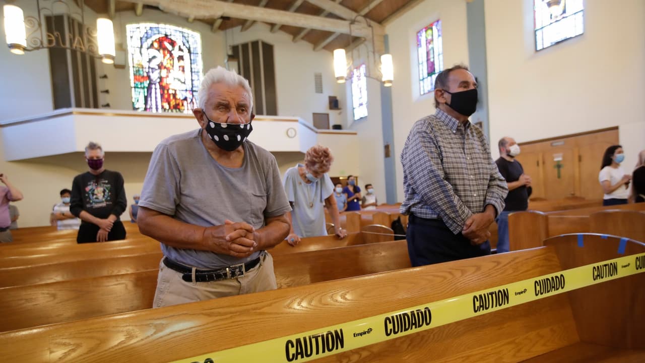 "Ponen en riesgo a la comunidad": multan a iglesia con $15,000 por realizar misas a puerta cerrada