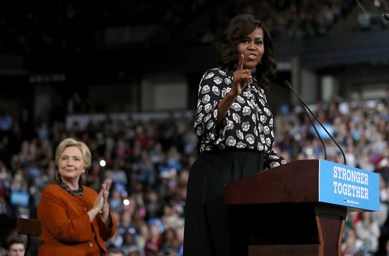 "Esta es una elección sin precedentes y por eso estoy aquí hoy", dijo Michelle Obama ante unos eufóricos simpatizantes.