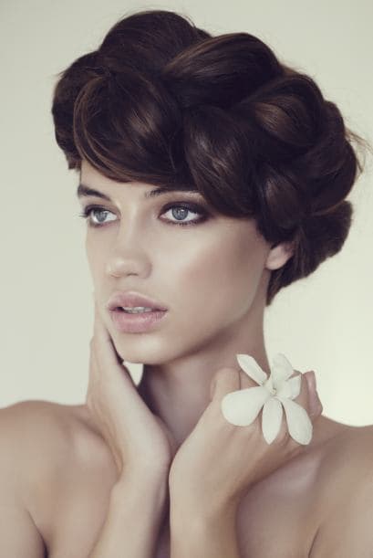 ¡No te compliques! No cubras tu rostro con tu cabello de una forma tan extravagante. Recuerda que menos es más.