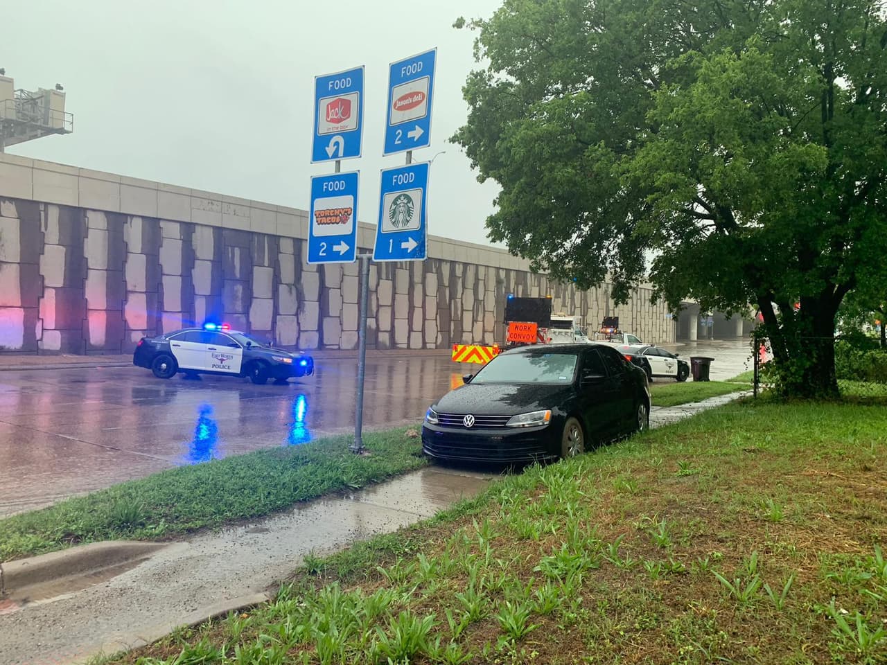 Nuestra reportera Cynthia Lemus captó este momento cuando un conductor tuvo que ser rescatado.