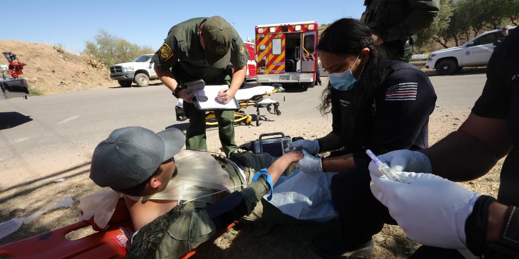Un grupo de tres migrantes resultó herido al cruzar la frontera en Nogales, Arizona. Un equipo de servicios de emergencia respondió por lesiones que van desde un dedo lacerado hasta una clavícula rota.