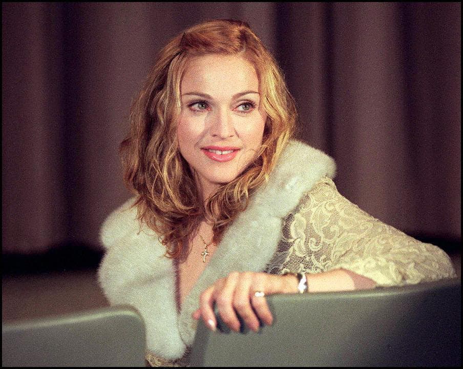 Madonna hacía lo suyo en el pop en inglés, ella triunfaba con la canción 'Hung up'.