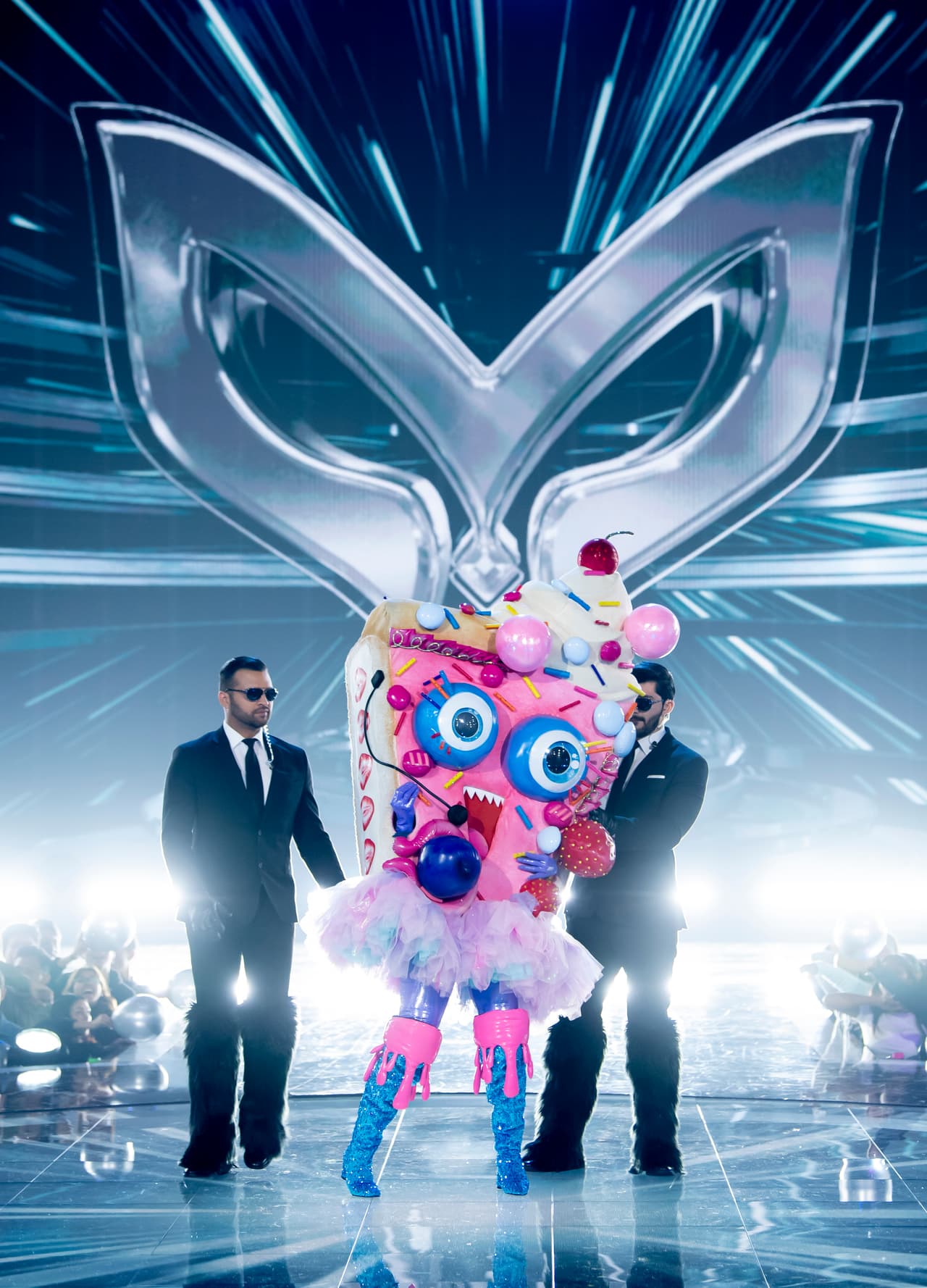 Los encargados de la seguridad de ¿Quién Es La Máscara? ayudaron a Pastelito a despojarse del personaje.