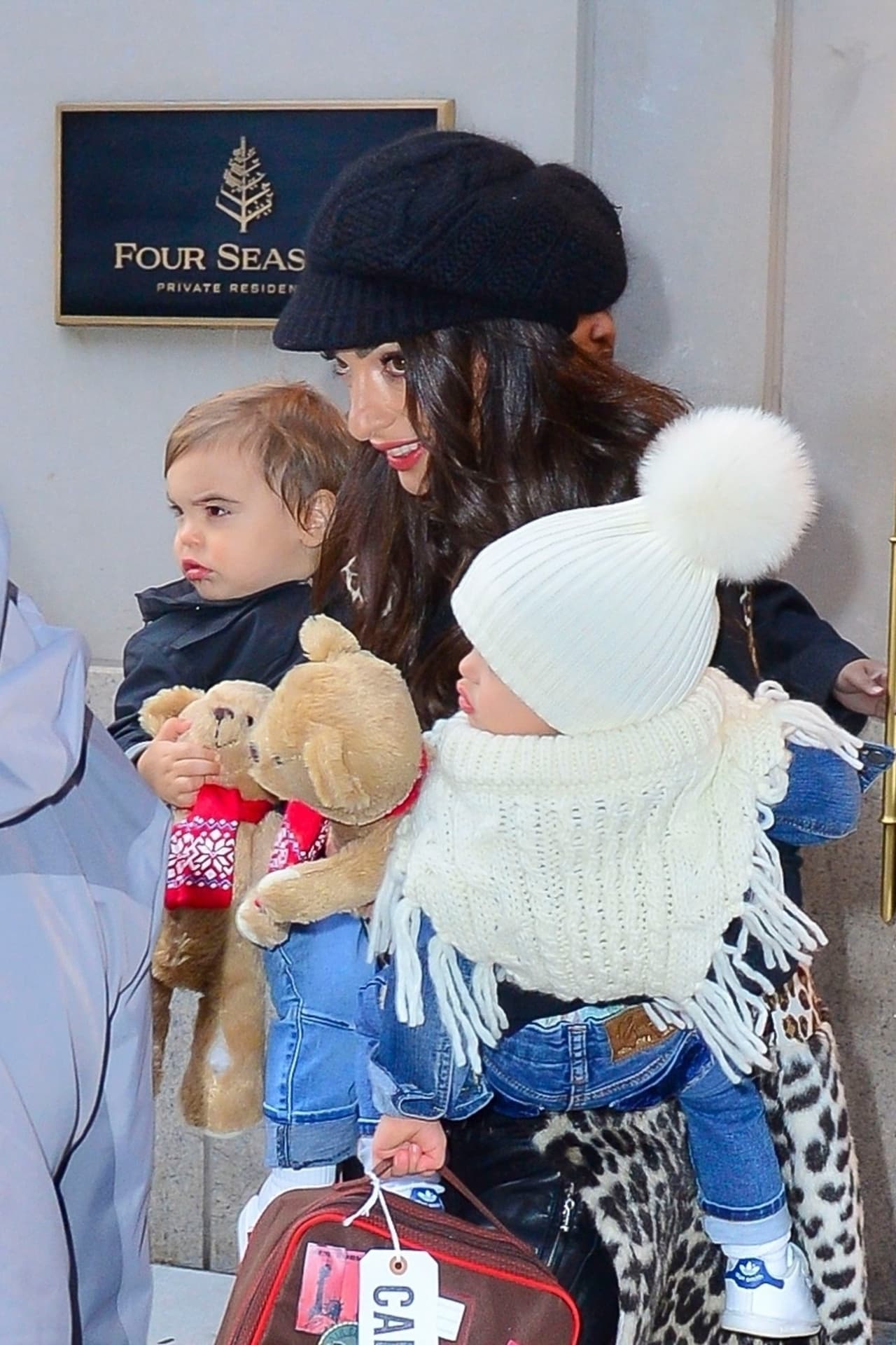 <b><a href="https://us.hellomagazine.com/healthandbeauty/mother-and-baby/2017070840467/george-amal-clooney-twins-birth-order/">Alexander, mayor que su hermana por dos minutos, </a></b>lucía muy serio este jueves, pero según dijo su papá al programa 'Extra', al pequeño le encanta reírse "mucho más duro que cualquiera".