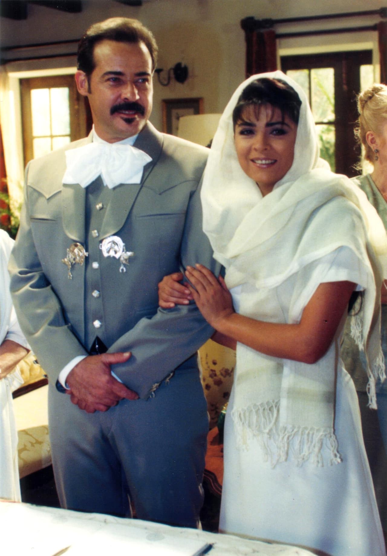 “Me han amenazado a mi hasta de matarme, porque estaba traicionando a Victoria, ¡eso es una locura!, incluso la actriz que suplió a Victoria en el teatro también ha recibido amenazas e insultos en redes sociales ¿Hasta dónde llega ese fanatismo de agredir a alguien porque consideran que estás traicionando a alguien?”.