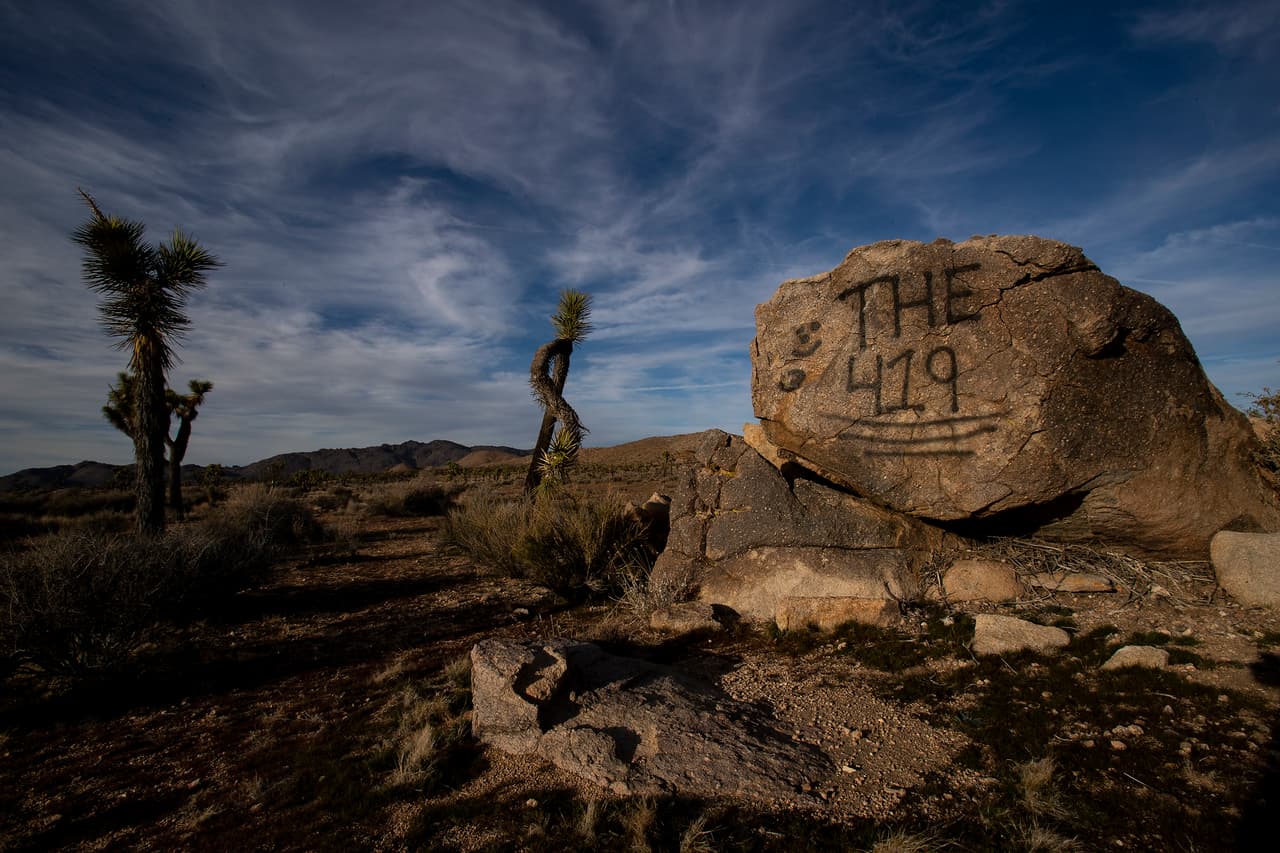 Una roca vandalizada con un graffiti en el desierto del parque Joshua Tree. Como muchos de los Parque Nacionales alrededor del país, la reserva desértica de California, a unas 130 millas al este de Los Ángeles, sufrió la falta de personal que se ocupara de los desechos y que evitara los daños ambientales de visitantes.