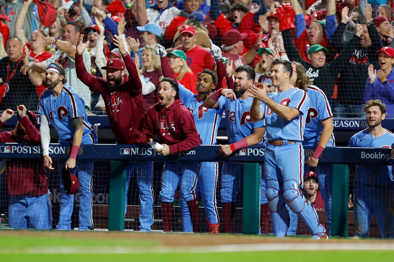 Alta de la 4ta: El jonrón de Austin Riley pone a los Bravos en el tablero. Puntuación: 1-0.
<br>
<br>3ra entrada: Phillies, línea 2. Puntuación: 0-0
<br>
<br>2da Entrada: Doble play de los Bravos finaliza la entrada. Puntuación: 0-0. Primera entrada: el lanzador de los Bravos, Spencer Strider, otorga boletos a Bryce Harper.