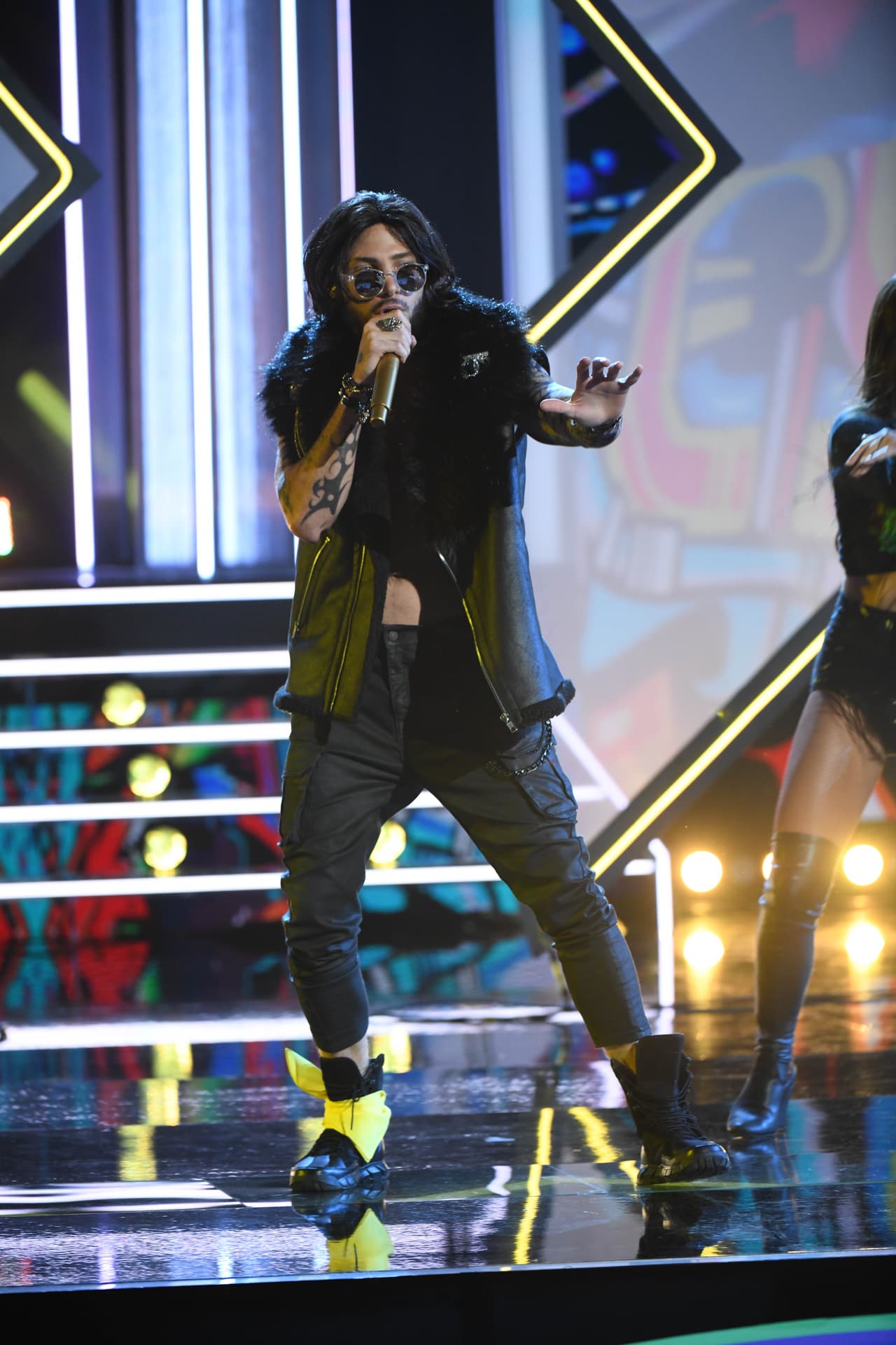 En su debut en TCMS se metió en el papel del cantante colombiano Maluma, y así es como lució con tatuajes, melena larga y vistiendo como el mismísimo intérprete de 'Corazón'.