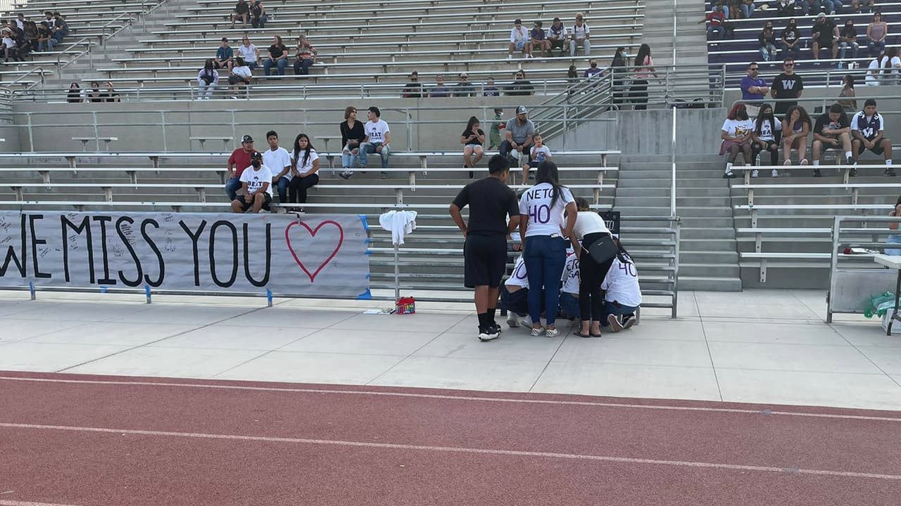 <b>Una de las pancartas reza" "te extrañaremos".</b> Los amigos, compañeros de clases, deportistas, padres, y la comunidad de Easton siguen consternados por la noticia.