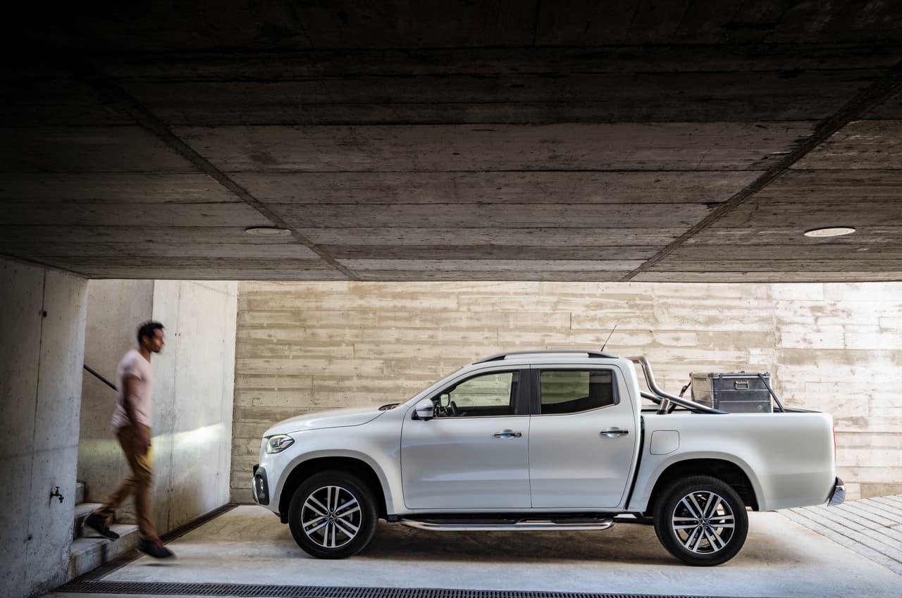 Mercedes-Benz ha enfatizado que a pesar de tratarse de una camioneta muy capaz en todos los aspectos,
<b>la Clase-X no fue concebida como un vehículo de trabajo sino como una camioneta para complementar el estilo de vida activo de sus dueños</b>.