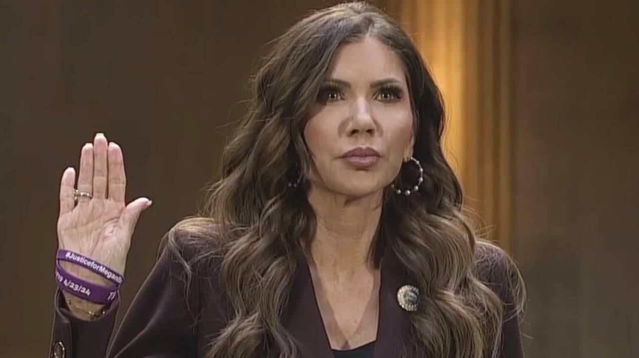 El desempeño de Noem en el DHS estuvo marcado por las controversias, especialmente por los violentos operativos de ICE en Minneapolis, en enero de este año, en los que murieron Renee Good y Alex Pretti, ciudadanos a los que ella se refirió en un principio como "terroristas".