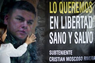 Gente pidiendo la liberación del subteniente del Ejército Cristian Moscoso Rivera.
