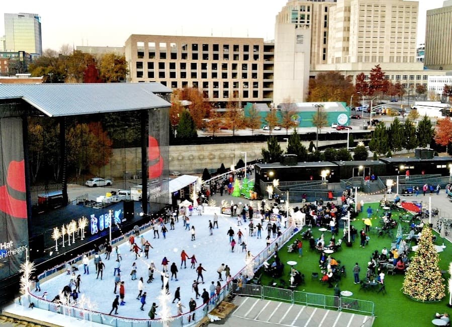 <b>Evento</b>: The Rink at Red Hat Amphitheater
<br>
<b>Fechas</b>: 18 de noviembre al 15 de enero 
<br>
<b>Lugar</b>: Red Hat Amphitheater. 500 S. McDowell St. Raleigh, NC
<br>
<b>Sitio web</b>: 
<a href="https://www.redhatamphitheater.com/the-rink">https://www.redhatamphitheater.com/the-rink</a> 
<br>
<br>Disfruta de la emoción de patinar sobre hielo en una villa invernal creada en el corazón del centro de Raleigh. The Rink cuenta con una pista de patinaje sobre hielo natural con impresionantes vistas del centro de Raleigh, acogedoras estaciones de descanso con calentadores y fogatas, un snack bar, juegos, oportunidades para tomar fotografías y más.