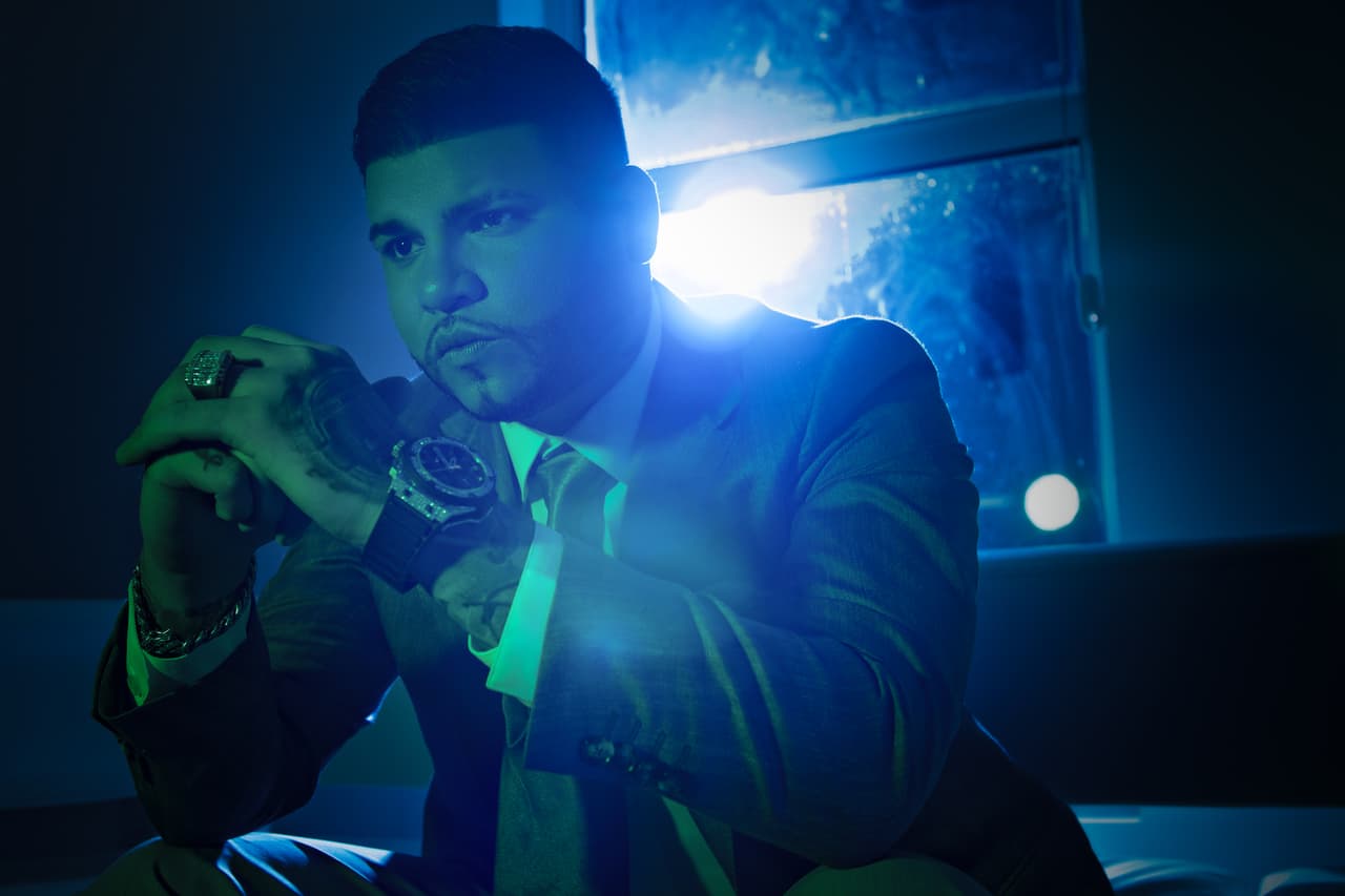 Para este hombre no todo son las playeras enormes y la mezclilla, también incursiona con colores y estilos más conservadores. Farruko está nominado en Mejor Álbum de Música Urbana por
<b> 'Visionary'.</b>