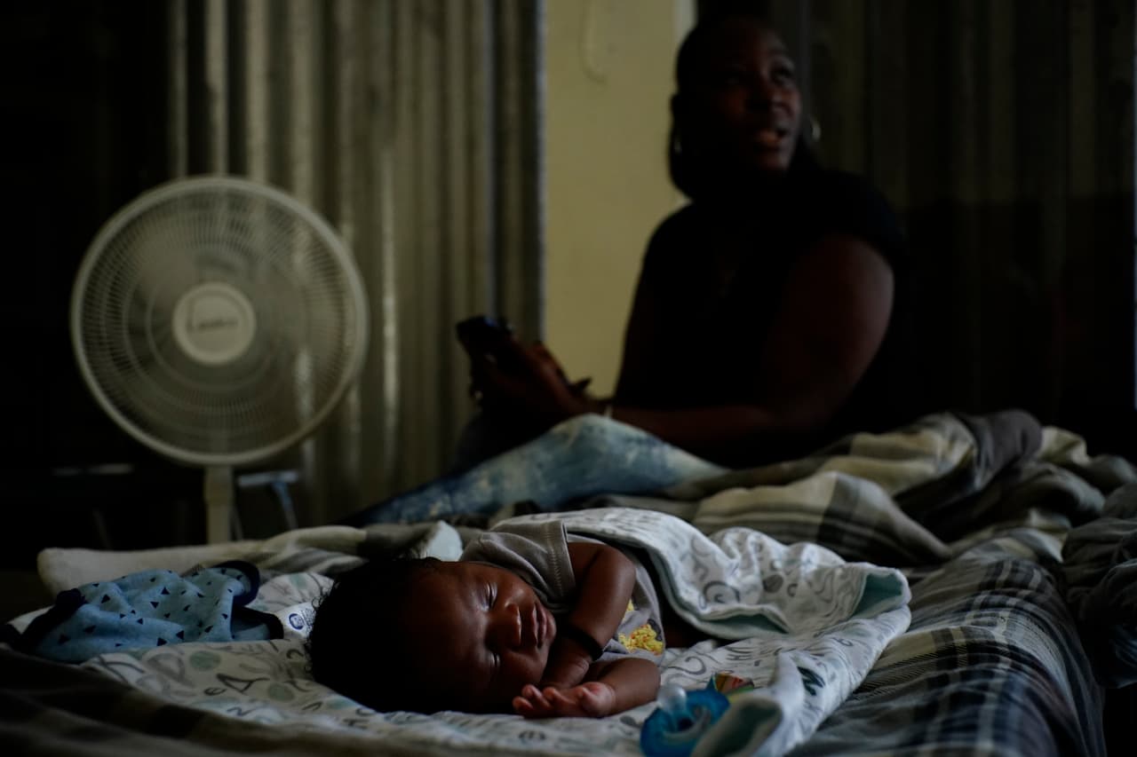 Un bebé duerme dentro de una iglesia que fue activada como refugio para los residentes de Freeport, Grand Bahama, ante la llegada de Dorian.