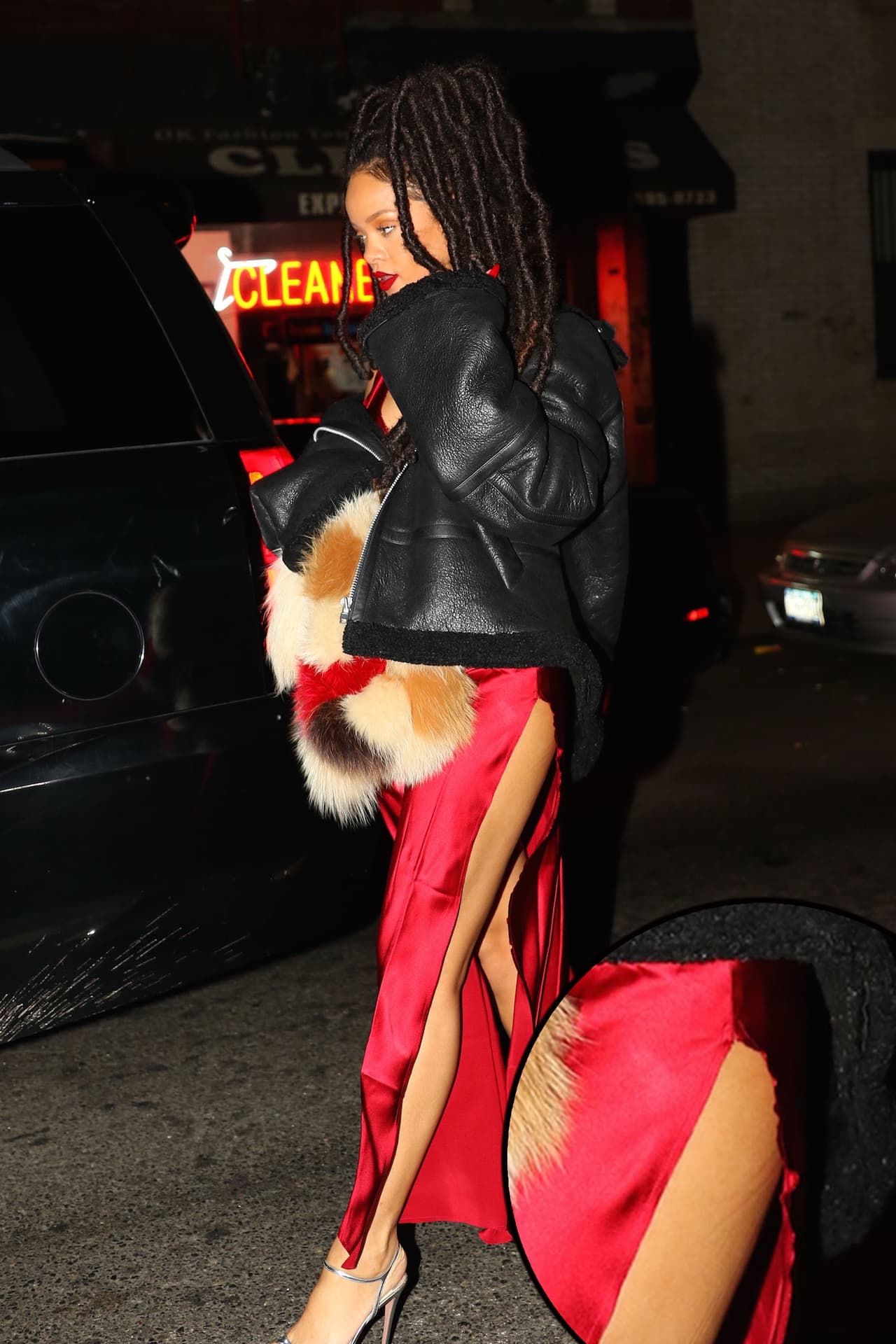 Muy atrevida con su hermoso outfit.