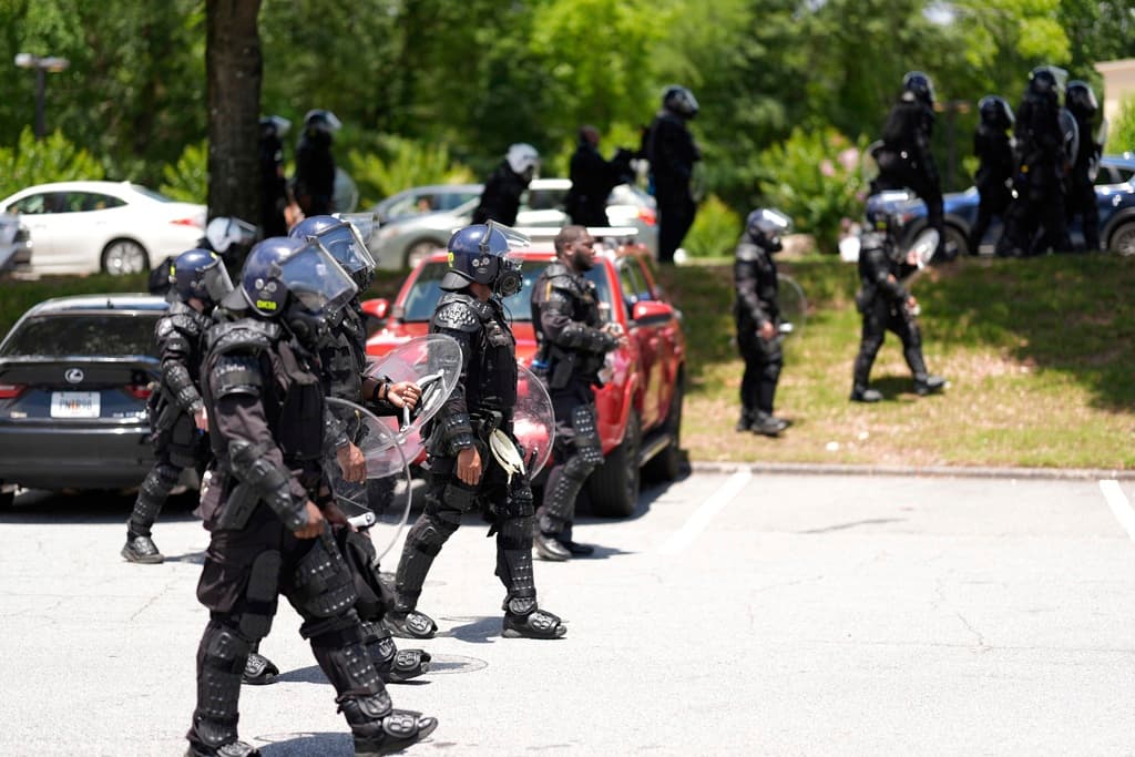 El Departamento de Policía de DeKalb movilizó al menos 
<b>10 patrullas</b> a la zona de protesta.
<br> 
<br>