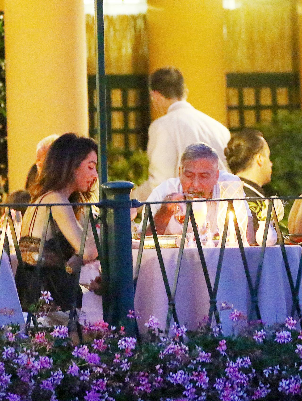 ¡Por fin llegó la cena! George le entró con ganas.