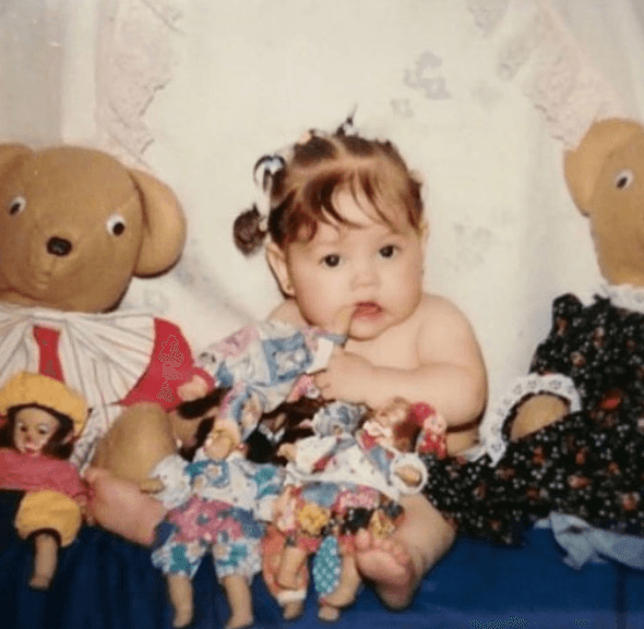 Karol Sevilla siempre ha sido fan de los muñecos de peluche, y esta foto de cuando era una bebé lo demuestra.