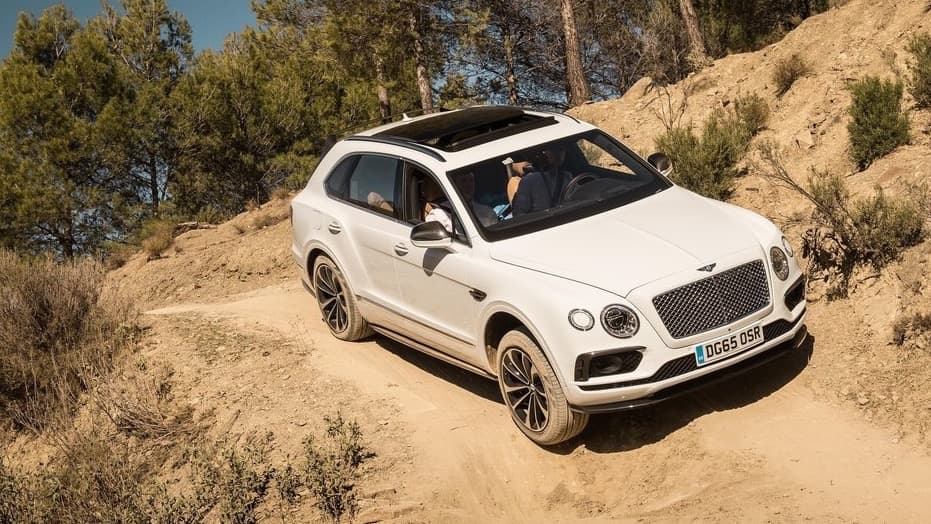 <b>Bentley Bentayga 2017</b>
<br>
<br>La SUV de Bentley es tan lujosa como es emocionante y placentera de manejar. Este es un vehículo que se adapta a tu estado anímico con una facilidad sorprendente. Si quieres ser un corredor de autos se convierte en un monstruo de potencia con dinámicas geniales que inspiran seguridad. Pero si tu humor llama para un manejo relajado la Bentayga se convierte en un competente medio de transporte que mimará todos lo caprichos de que el hombre moderno es capaz de imaginar.