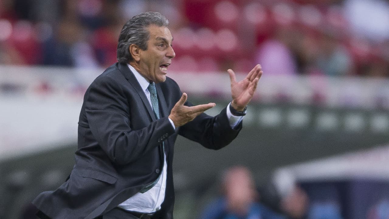 Al frente de las Chivas en 2019, consiguió cinco victorias, dos empates y nueve derrotas.