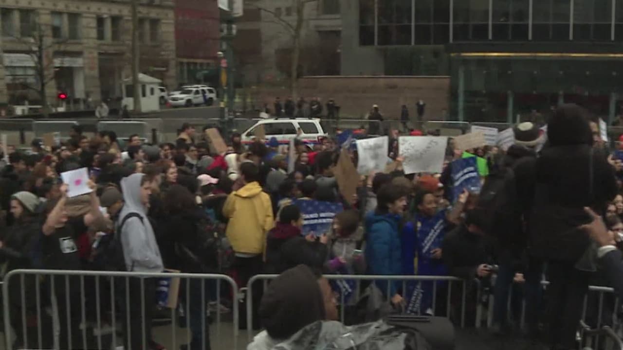 Del salón a la calle, estudiantes de Nueva York protestan en oposición al veto de Trump