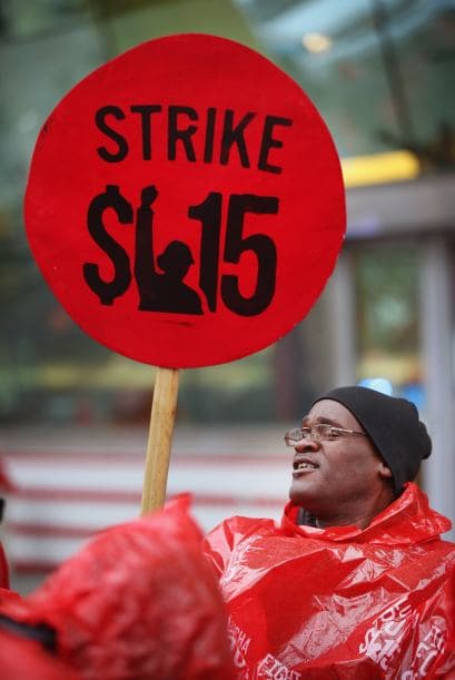 Parte de la huelga mundial de trabajadores comida rápida, trabajadores protestaron afuera del Rock n Roll McDonalds de Chicago.       