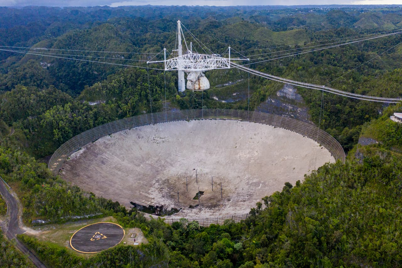 El radiotelescopio del Observatorio de Arecibo permitió a los científicos observar objetos y eventos exóticos del espacio y misteriosas explosiones de ondas de radio.