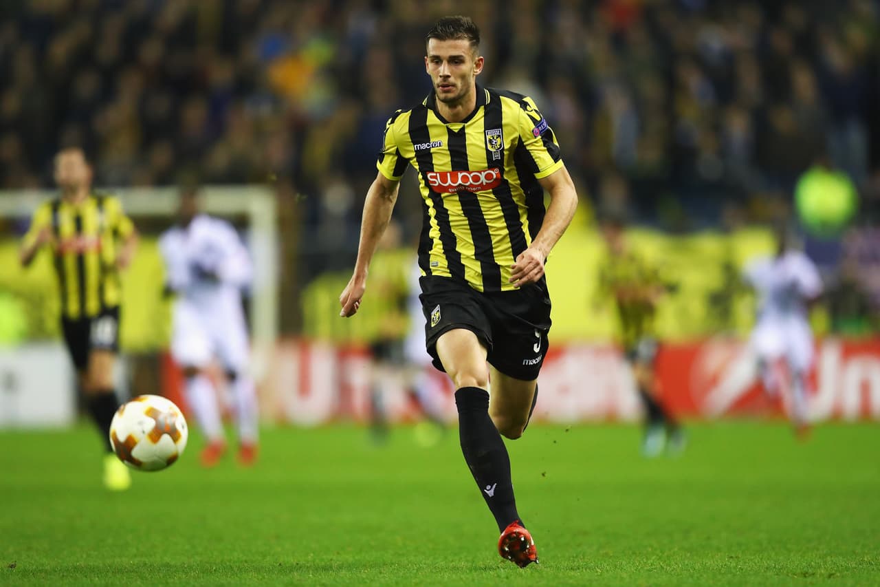 Su siguiente equipo fue el Vitesse de la liga holandesa en donde pasó dos temporadas llegando a disputar 55 partidos y marcando tres goles.