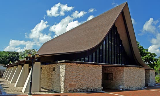 St. Hugh, en Cocunut Grove,
<a href="https://www.sthughmiami.org/" target="_blank">transmite las misas en este enlace. </a>
<br>