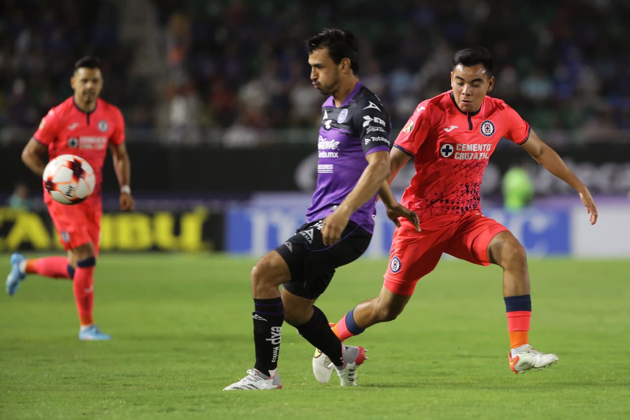 Los mazatlecos presionaron desde los primeros minutos y lograron incomodar a La Máquina, que lució nerviosa, sobre todo en la portería con Sebastián Jurado.