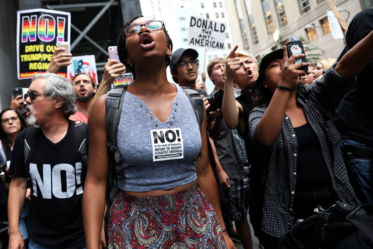 "Nos negamos a aceptar un Estados Unidos facista", se lee en una de las consignas que llevaban los manifestantes frente a la Torre Trump. (Shannon Stapleton/Reuters)