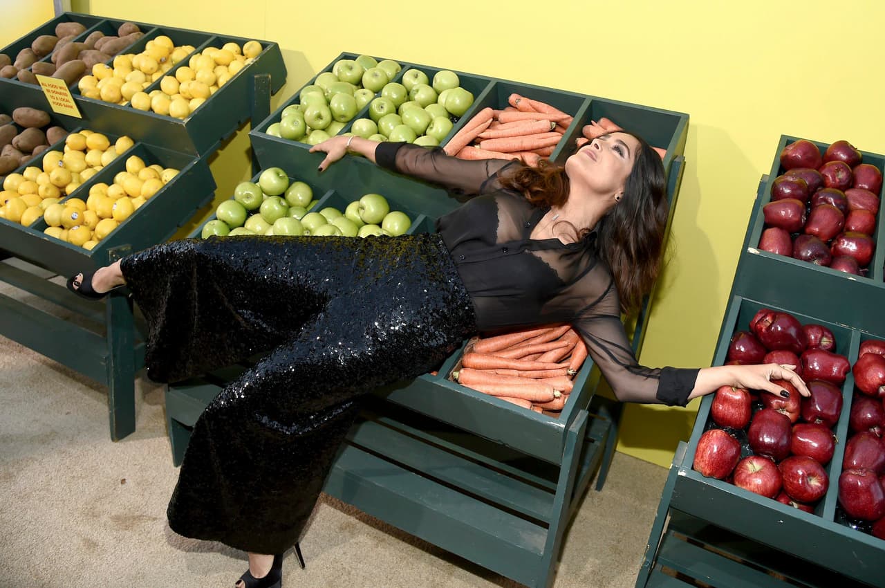 Salma se abalanzó como si nada sobre un puesto de frutas y verduras en la alfombra roja.