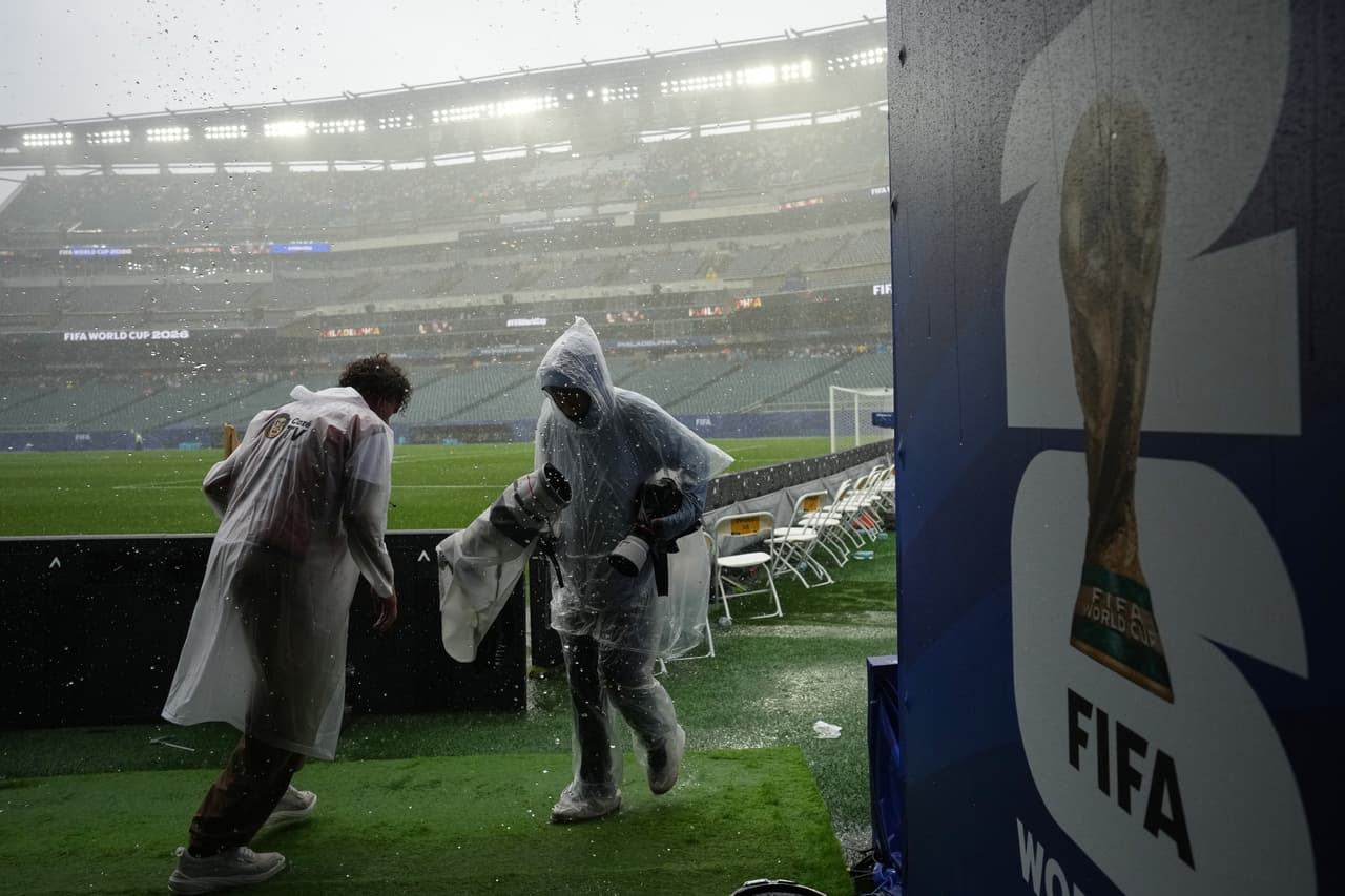 Unos aficionados aguardan en una zona cubierta del estadio mientras el mal tiempo interrumpe el partido del Grupo I de la Copa del Mundo de fútbol entre Francia e Irak en Filadelfia, el lunes 22 de junio de 2026.