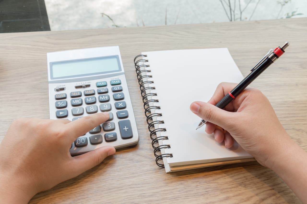 Ejemplo: ANA= 1+5+1= 7 le corresponde el 7
<br>JUAN sumas 1+3+1+5=10 y por tanto es un 1 porque el 10 se convierte en 1 (10=1+0)
<br>PEDRO sumas 7+5+4+9+6=31 y por tanto sumas nuevamente el 31 o sea, 3+1 y te da 4 el número de Pedro es 4.