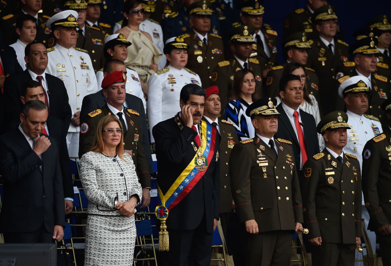Maduro en el escenario junto a su esposa Cilia Flores, poco antes del incidente.