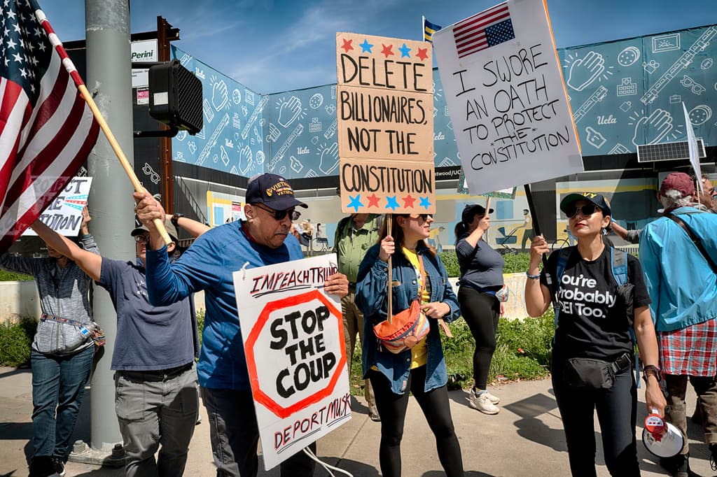 Art González, veterano de la guerra de Vietnam, reside en Long Beach pero no faltó a la manifestación, este 22 de marzo. Llevó su bandera y una pancarta en la cual 
<b>pedía la deportación de Elon Musk</b>. Otros veteranos de guerra expresaron en el evento que los servicios que reciben se han visto impactados por los recortes de fondos, la cancelación de programas y el despido de trabajadores.