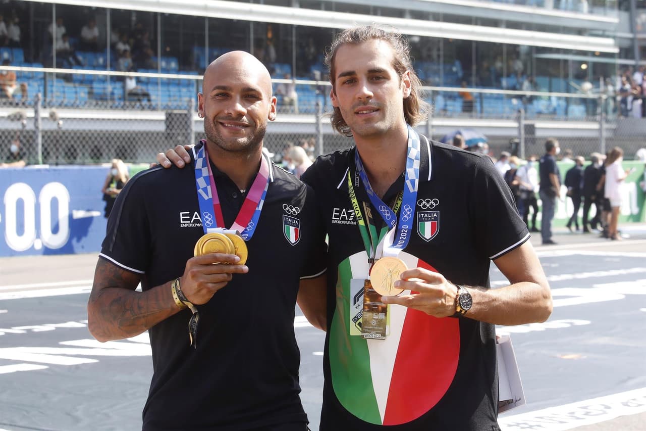 Daniel Ricciardo se lleva el Gran Premio de Italia y, en segundo lugar llegó su compañero Lando Norris, dandole a McLaren el uno dos en el podio. Max Verstappen y Lewis Hamilton tuvieron un incidente al inicio de la carrera, dejándolos fuera, mientras que Sergio Pérez llegó en tercer lugar pero tras una penalización, cayó a la quinta posición.