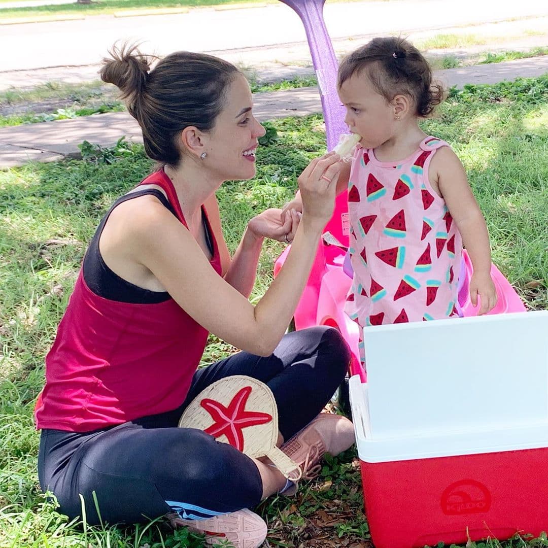 Carolina y su pequeña Chloé son muy unidas y disfrutan cada momento juntas, más si se trata de tomar un helado al aire libre.