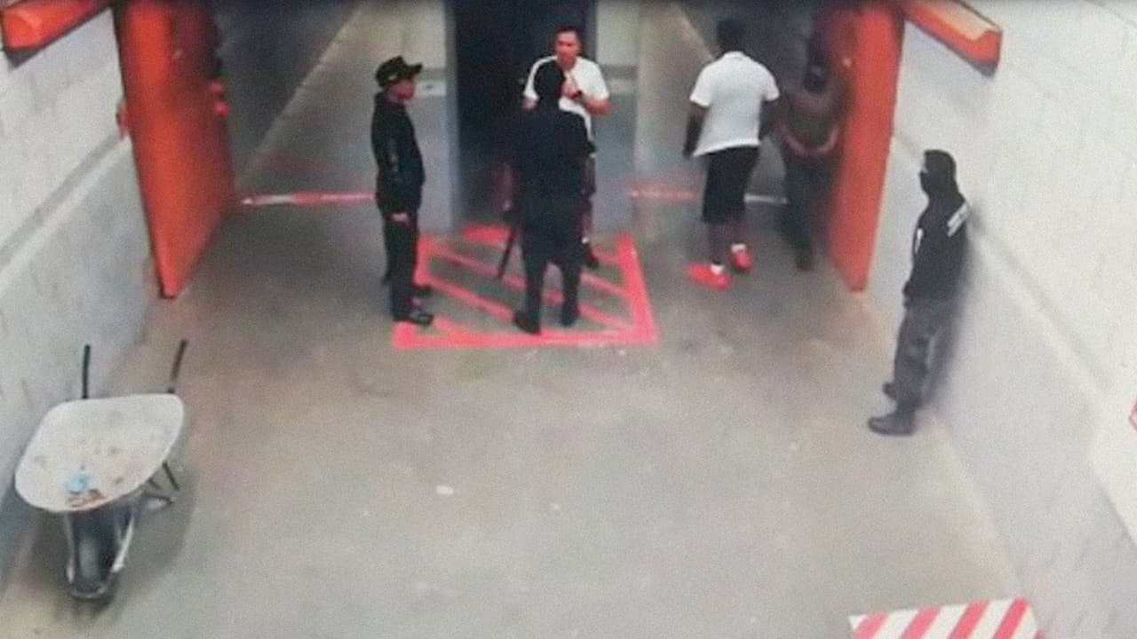 The moment before his death. Nery López Sanabria is discussion with prison guards. Moments later inmates armed with a gun and knives burst through the red sliding door on the left.