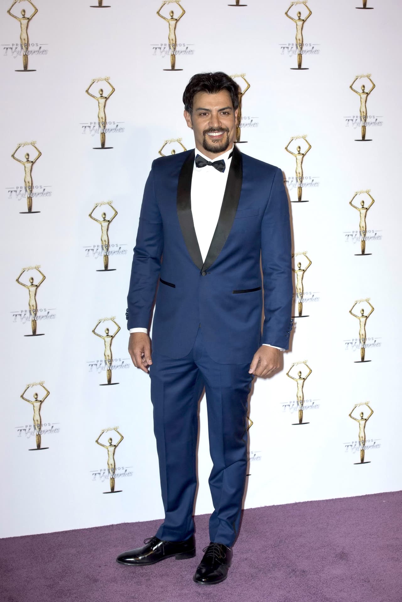 <b><a href="http://www.univision.com/temas/andres-palacios">Andrés Palacios</a></b> fue otro de los galanes que se decidieron por el color azul.