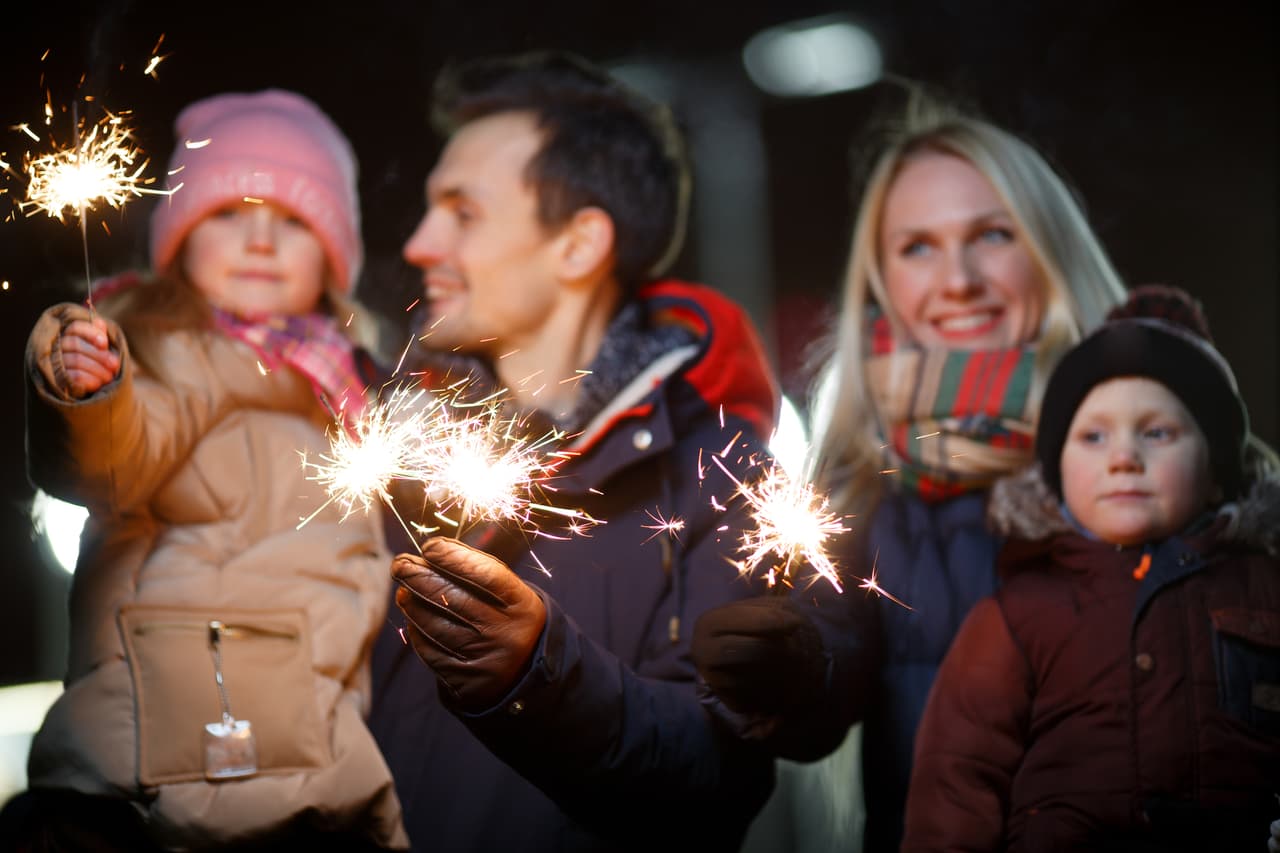 Autoridades en Arizona recuerdan a la población que cualquier tipo de
<b> fuego artificial que explote, detone o explote en el aire es ilegal</b>, y sólo están permitidos las bengalas, bengalas de humo y los cañones de confeti.