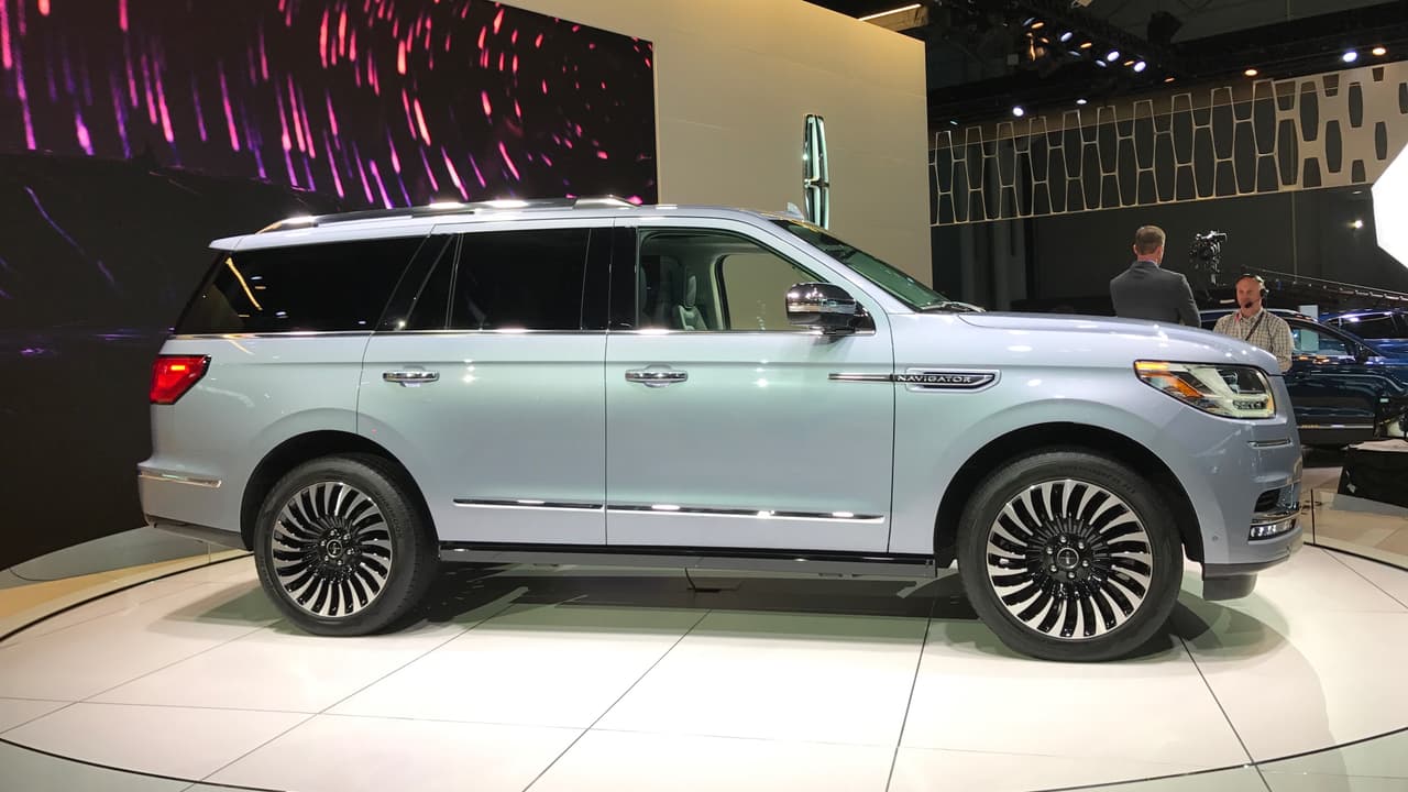 20 años después de su llegada, vemos por primera vez una 
<b><a href="http://www.univision.com/noticias/auto-show-de-nueva-york/nueva-york-2017-la-lincoln-navigator-2018-hace-a-las-suv-de-lujo-grandes-otra-vez" target="_blank">Lincoln Navigator </a></b>que se pueda considerar como totalmente nueva. La gran sorpresa aparte de su espectacular diseño un nivel de lujo que se puede codear de par a par con lo mejor de sus competidores extranjeros y que deja atrás con comodidad a su competencia doméstica.