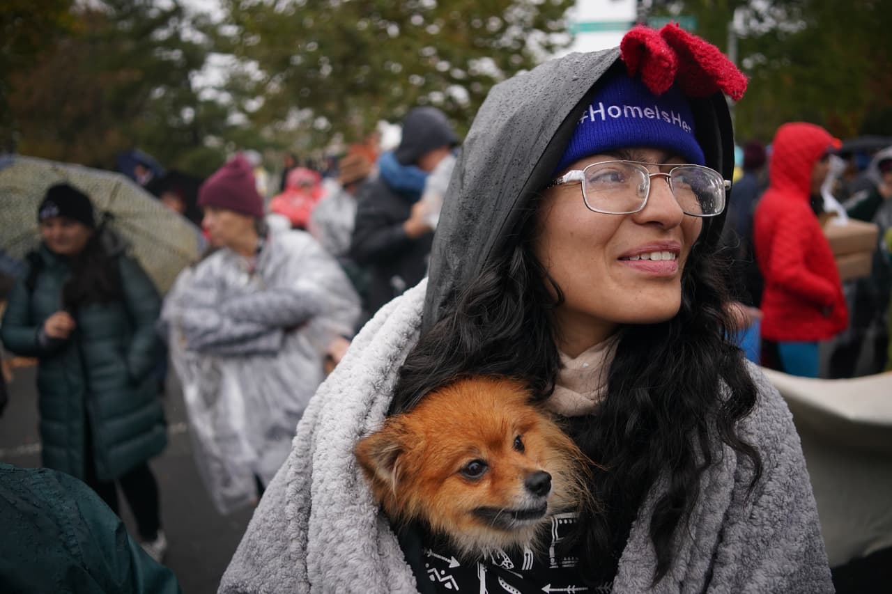 Una manifestante en favor de Daca con su mascota frente a la Corte Suprema. El programa, que permite a los inmigrantes elegibles obtener permisos de trabajo renovables de dos años, sigue vigente para aquellos que ya están inscritos, pero la administración se ha negado a aprobar nuevas solicitudes.