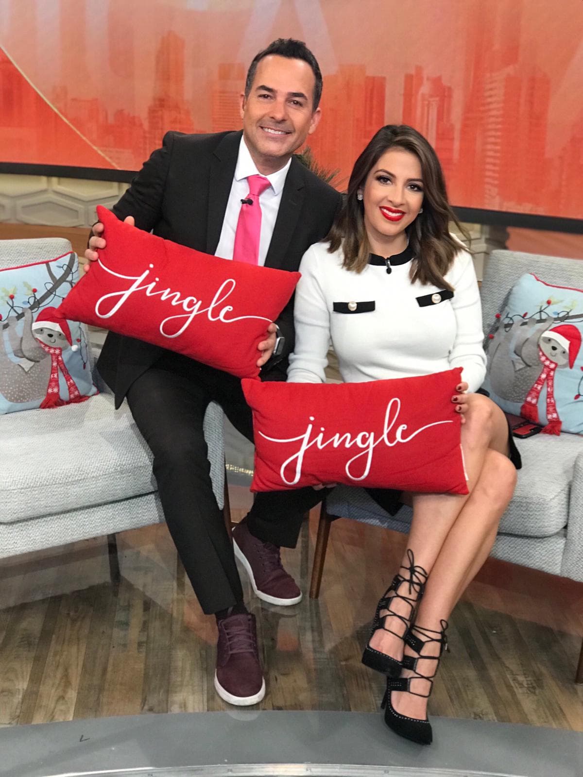 Cada espacio tiene un toque festivo y aquí vemos a Carlos y Maity sonriendo para la cámara con los bellos cojines decorativos.